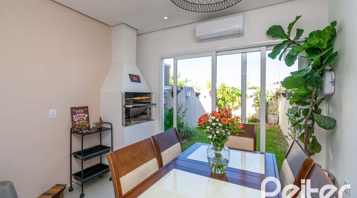 Casa à venda com 67m², 2 dormitórios, 1 vaga, no bairro Hípica em Porto Alegre