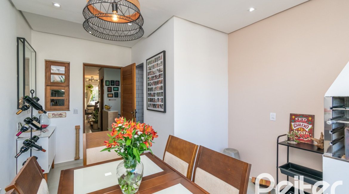 Casa à venda com 67m², 2 dormitórios, 1 vaga, no bairro Hípica em Porto Alegre