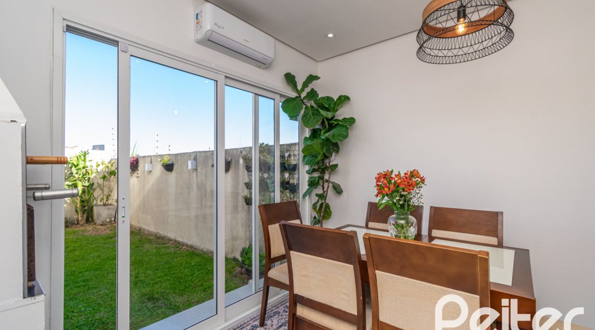 Casa à venda com 67m², 2 dormitórios, 1 vaga, no bairro Hípica em Porto Alegre