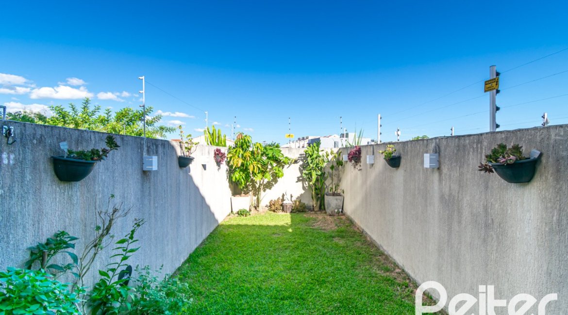 Casa à venda com 67m², 2 dormitórios, 1 vaga, no bairro Hípica em Porto Alegre