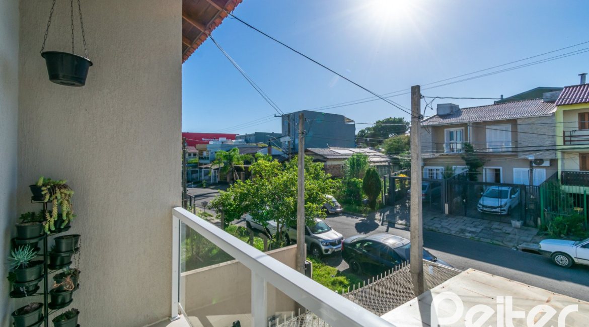 Casa à venda com 67m², 2 dormitórios, 1 vaga, no bairro Hípica em Porto Alegre