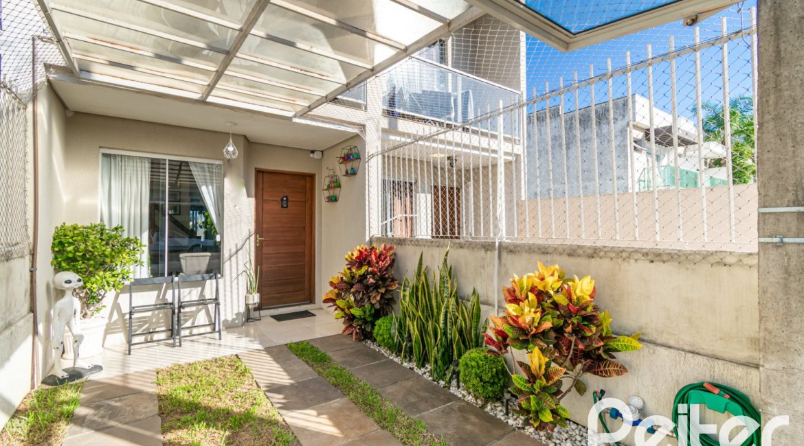 Casa à venda com 67m², 2 dormitórios, 1 vaga, no bairro Hípica em Porto Alegre