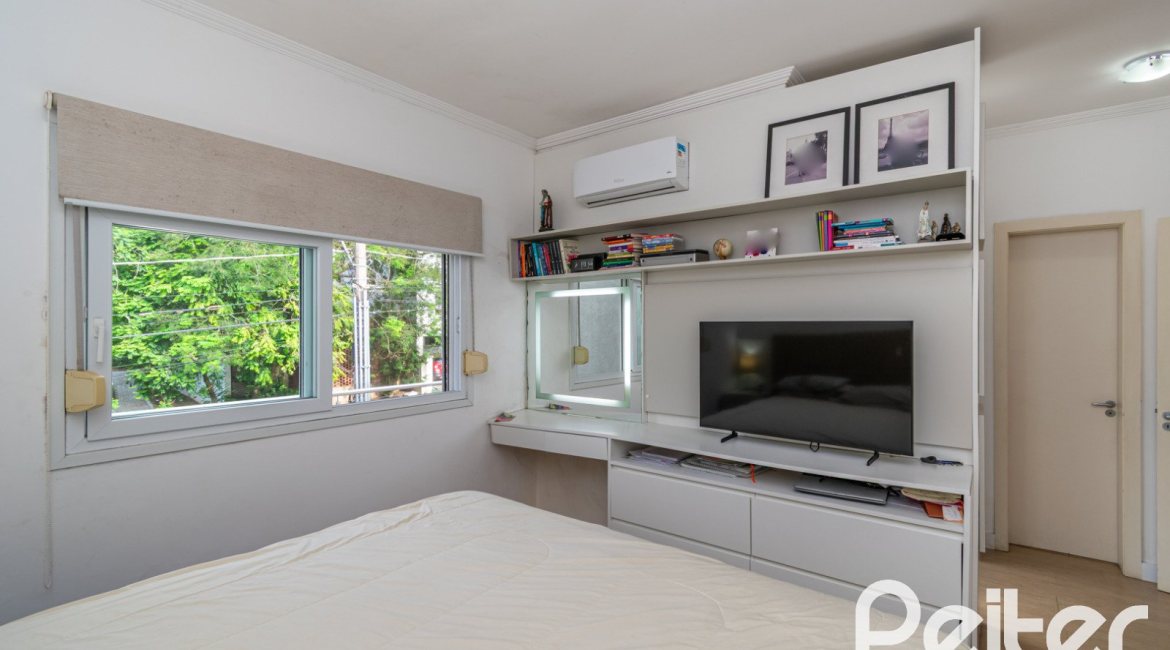 Casa em Condomínio à venda com 195m², 3 dormitórios, 1 suíte, 4 vagas, no bairro Vila Nova em Porto Alegre