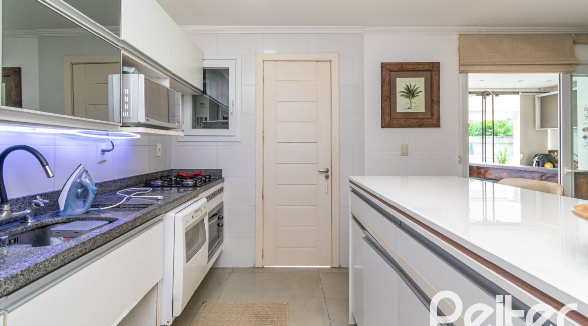 Casa em Condomínio à venda com 195m², 3 dormitórios, 1 suíte, 4 vagas, no bairro Vila Nova em Porto Alegre