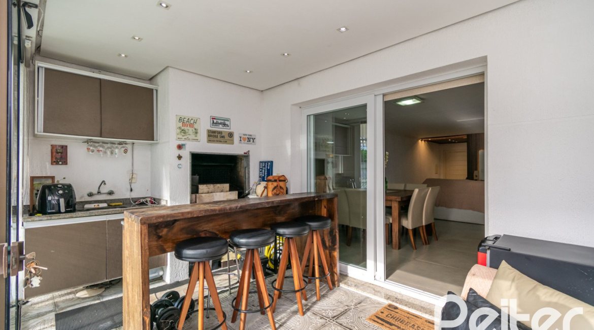 Casa em Condomínio à venda com 195m², 3 dormitórios, 1 suíte, 4 vagas, no bairro Vila Nova em Porto Alegre