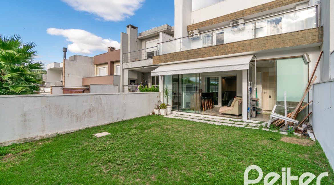 Casa em Condomínio à venda com 195m², 3 dormitórios, 1 suíte, 4 vagas, no bairro Vila Nova em Porto Alegre