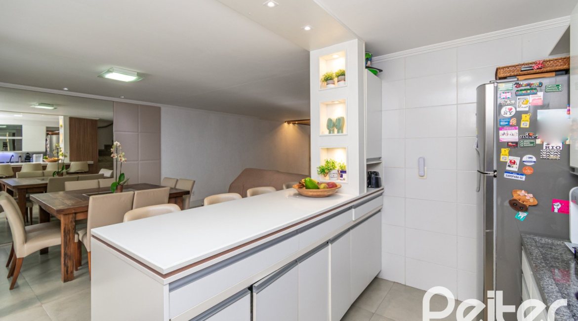 Casa em Condomínio à venda com 195m², 3 dormitórios, 1 suíte, 4 vagas, no bairro Vila Nova em Porto Alegre