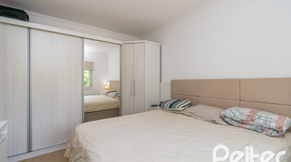 Casa em Condomínio à venda com 195m², 3 dormitórios, 1 suíte, 4 vagas, no bairro Vila Nova em Porto Alegre