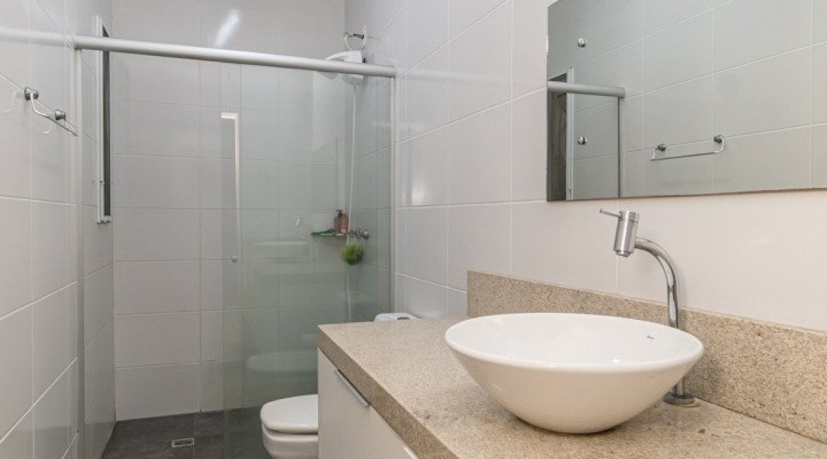 Casa em Condomínio à venda com 195m², 3 dormitórios, 1 suíte, 4 vagas, no bairro Vila Nova em Porto Alegre