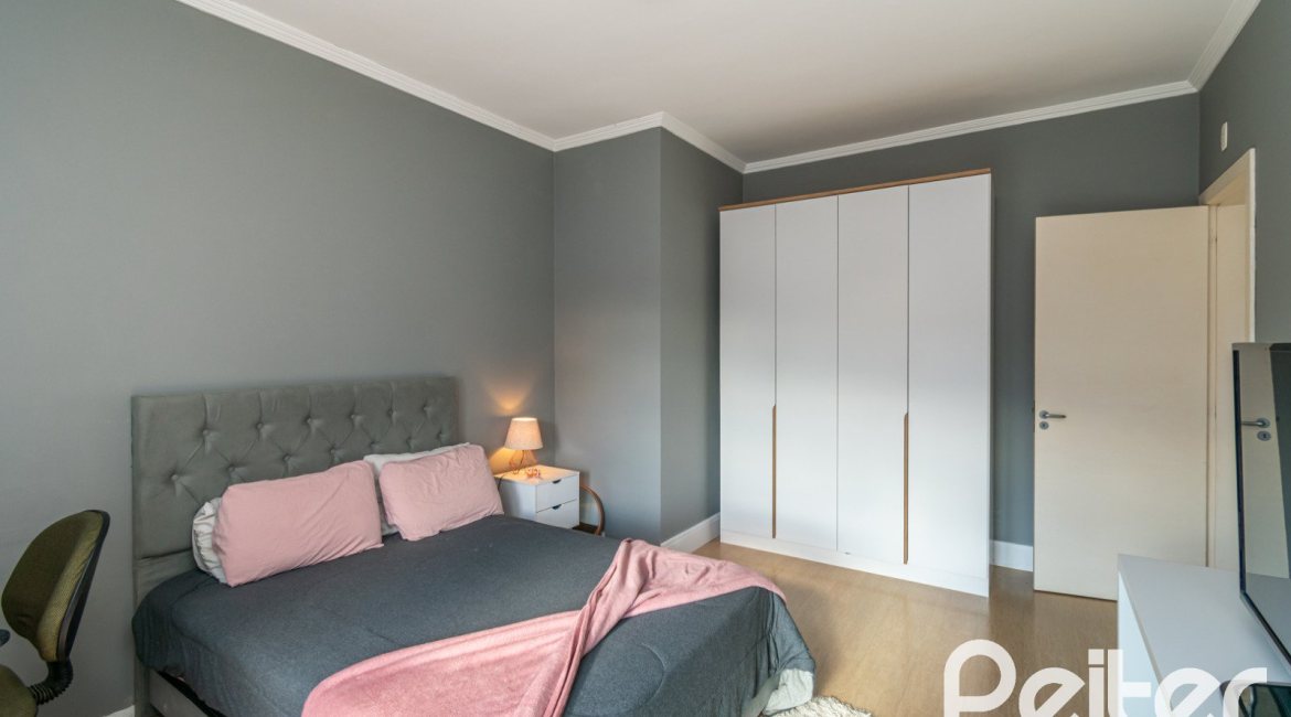 Casa em Condomínio à venda com 195m², 3 dormitórios, 1 suíte, 4 vagas, no bairro Vila Nova em Porto Alegre