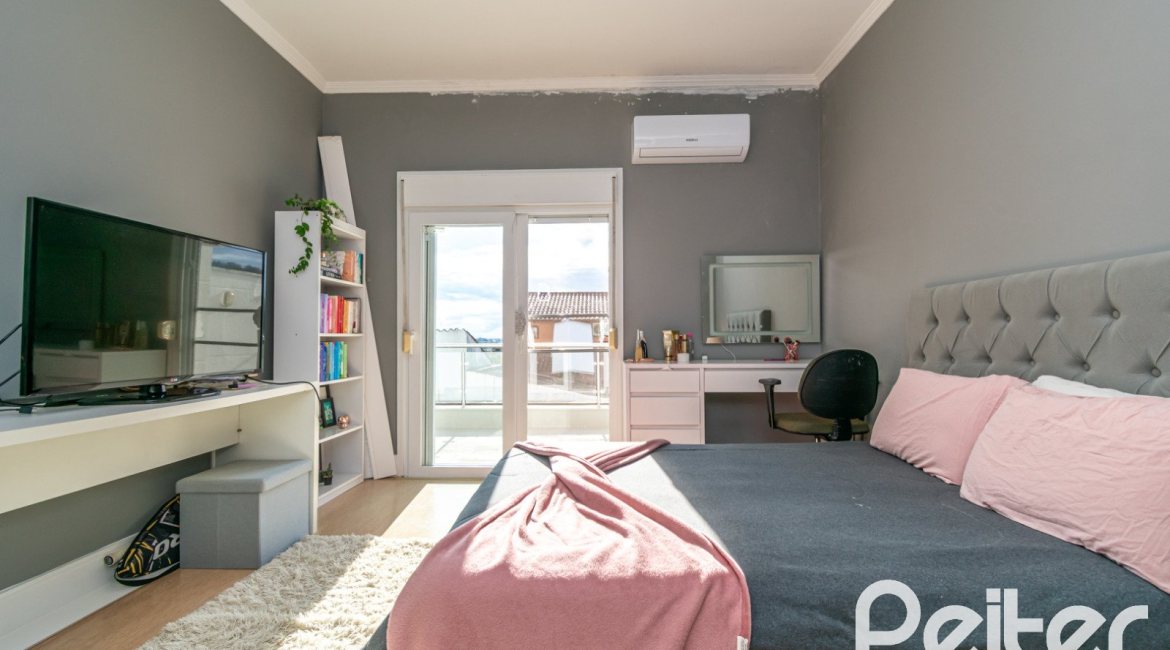 Casa em Condomínio à venda com 195m², 3 dormitórios, 1 suíte, 4 vagas, no bairro Vila Nova em Porto Alegre