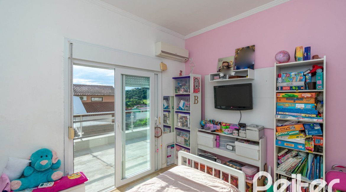 Casa em Condomínio à venda com 195m², 3 dormitórios, 1 suíte, 4 vagas, no bairro Vila Nova em Porto Alegre