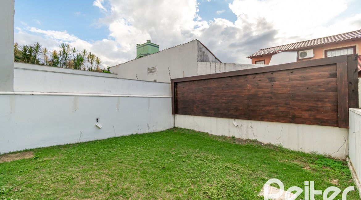 Casa em Condomínio à venda com 195m², 3 dormitórios, 1 suíte, 4 vagas, no bairro Vila Nova em Porto Alegre