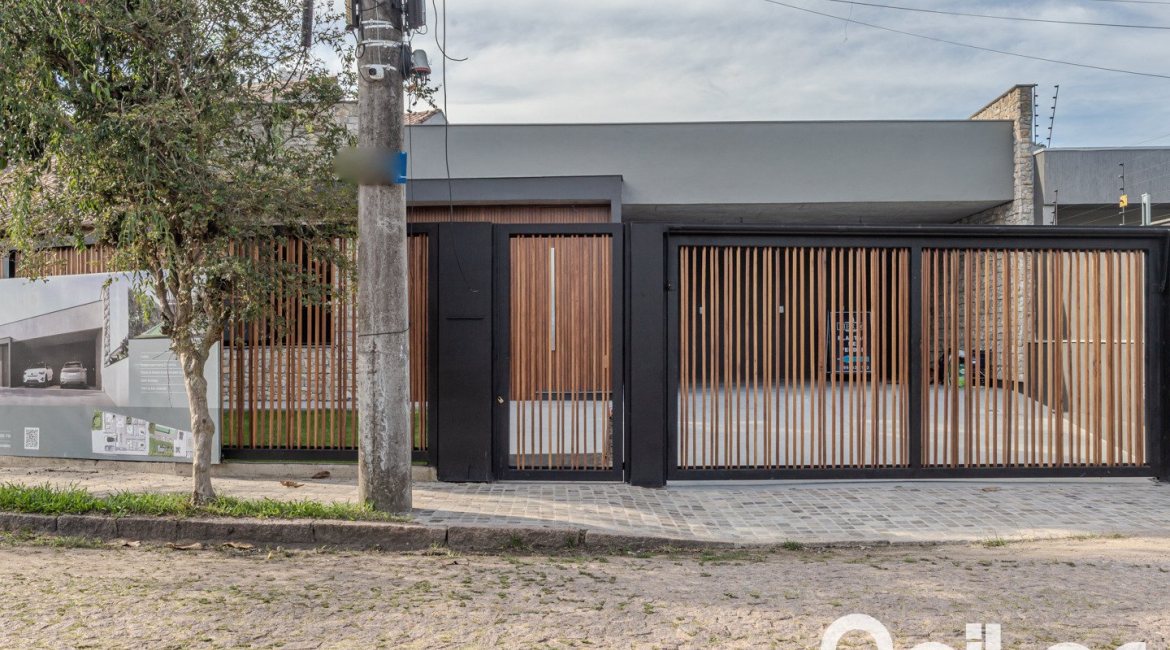 Casa à venda com 230m², 3 dormitórios, 3 suítes, 2 vagas, no bairro Vila Assunção em Porto Alegre