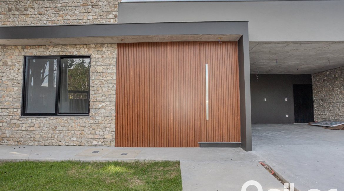 Casa à venda com 230m², 3 dormitórios, 3 suítes, 2 vagas, no bairro Vila Assunção em Porto Alegre