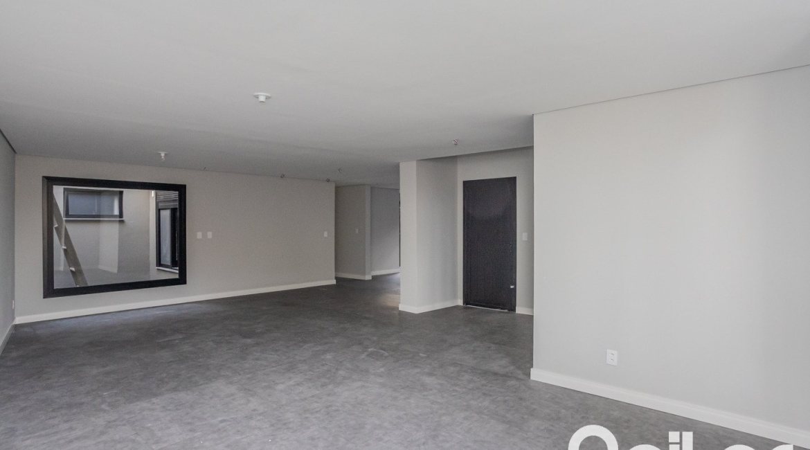 Casa à venda com 230m², 3 dormitórios, 3 suítes, 2 vagas, no bairro Vila Assunção em Porto Alegre