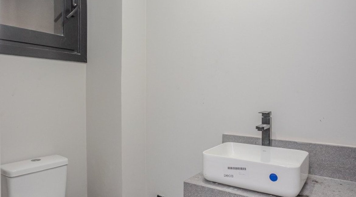 Casa à venda com 230m², 3 dormitórios, 3 suítes, 2 vagas, no bairro Vila Assunção em Porto Alegre