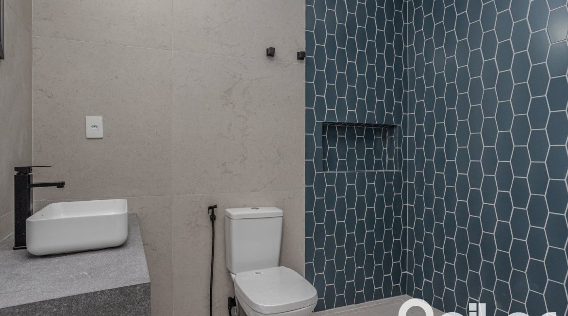 Casa à venda com 230m², 3 dormitórios, 3 suítes, 2 vagas, no bairro Vila Assunção em Porto Alegre