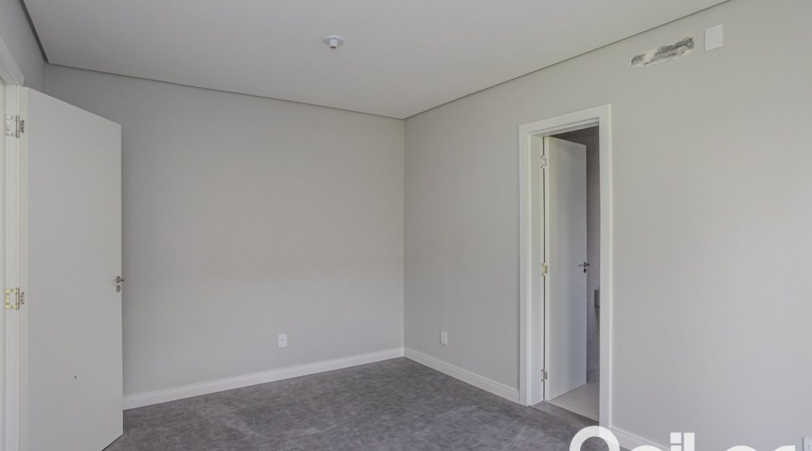 Casa à venda com 230m², 3 dormitórios, 3 suítes, 2 vagas, no bairro Vila Assunção em Porto Alegre