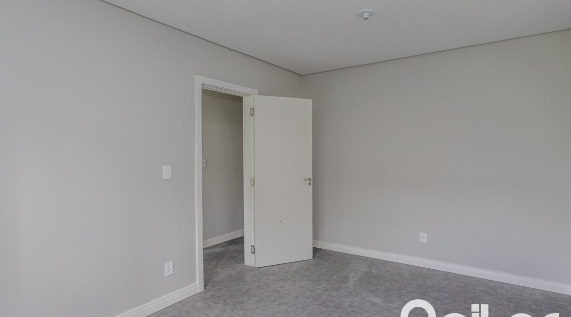 Casa à venda com 230m², 3 dormitórios, 3 suítes, 2 vagas, no bairro Vila Assunção em Porto Alegre