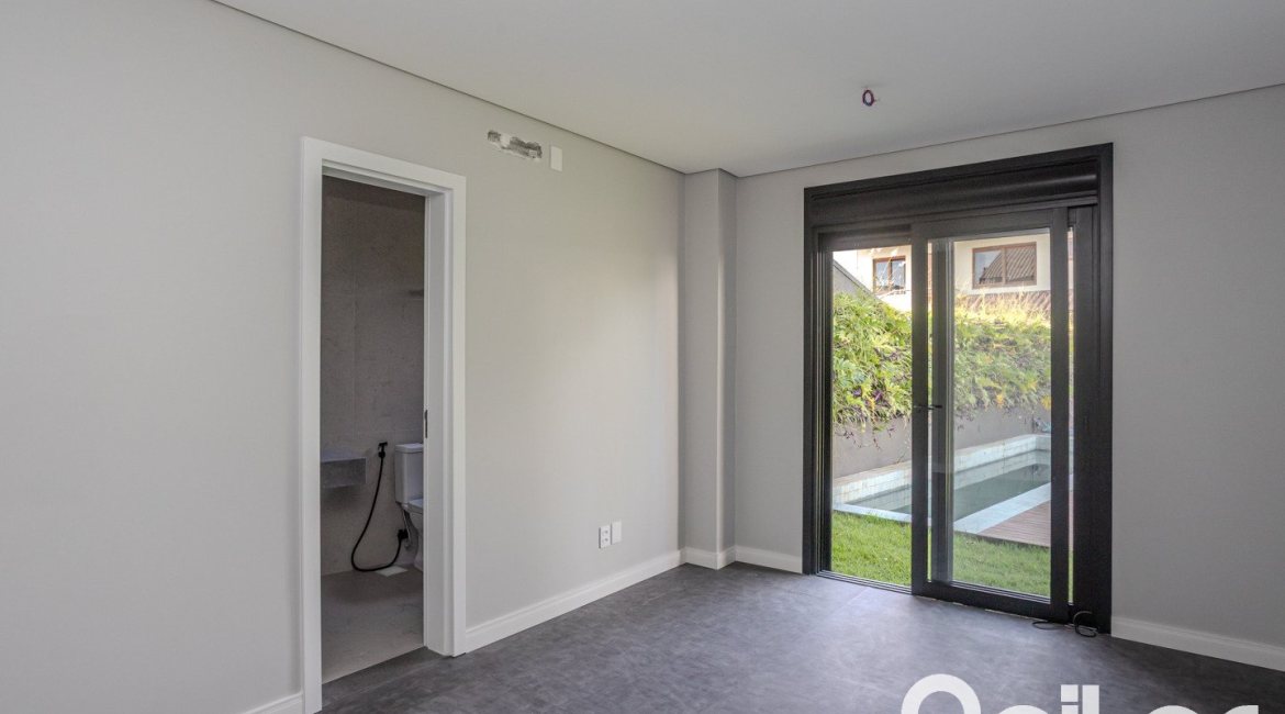 Casa à venda com 230m², 3 dormitórios, 3 suítes, 2 vagas, no bairro Vila Assunção em Porto Alegre