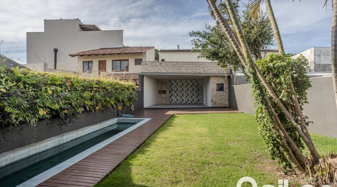 Casa à venda com 230m², 3 dormitórios, 3 suítes, 2 vagas, no bairro Vila Assunção em Porto Alegre