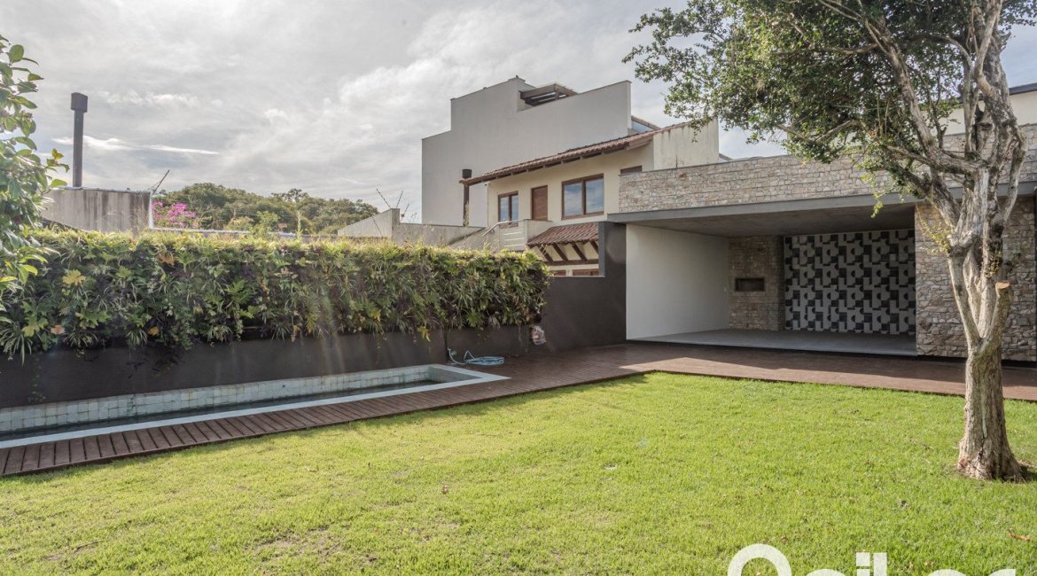 Casa à venda com 230m², 3 dormitórios, 3 suítes, 2 vagas, no bairro Vila Assunção em Porto Alegre