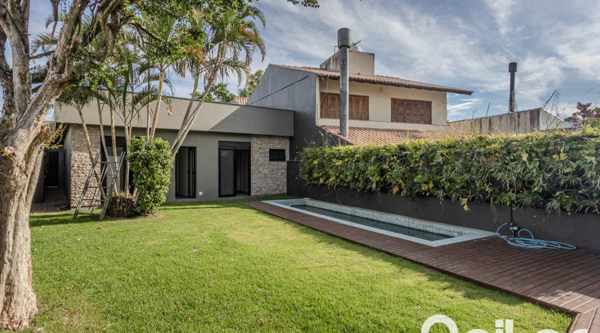 Casa à venda com 230m², 3 dormitórios, 3 suítes, 2 vagas, no bairro Vila Assunção em Porto Alegre