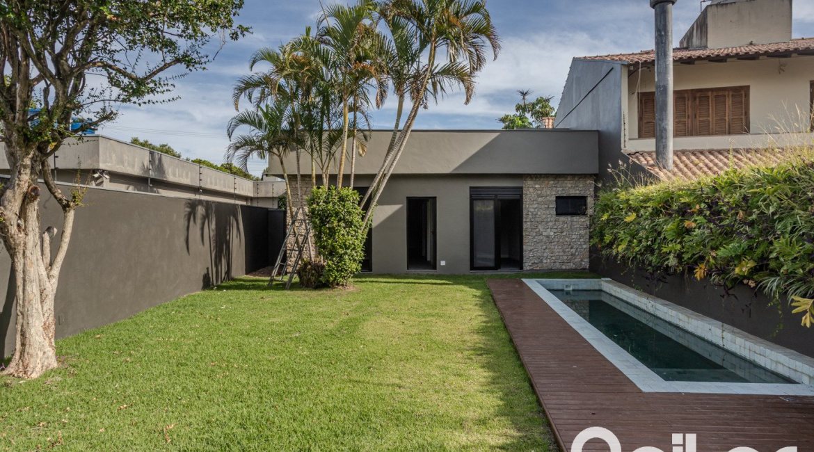 Casa à venda com 230m², 3 dormitórios, 3 suítes, 2 vagas, no bairro Vila Assunção em Porto Alegre