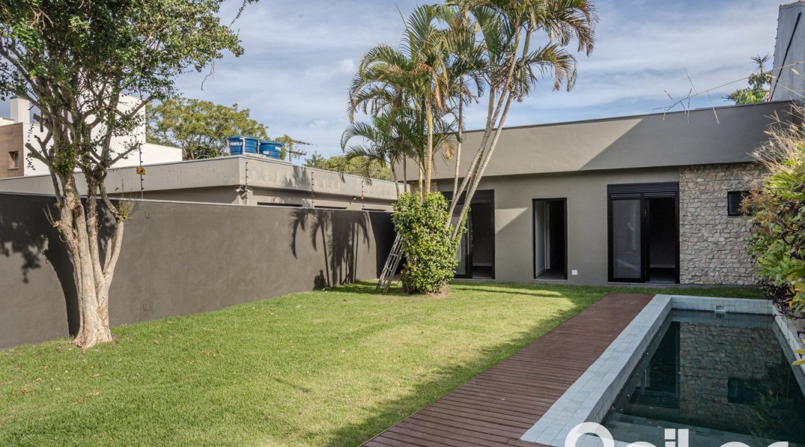 Casa à venda com 230m², 3 dormitórios, 3 suítes, 2 vagas, no bairro Vila Assunção em Porto Alegre