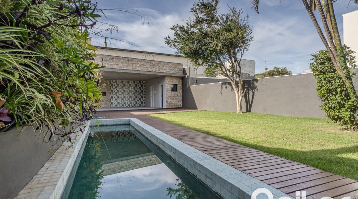 Casa à venda com 230m², 3 dormitórios, 3 suítes, 2 vagas, no bairro Vila Assunção em Porto Alegre