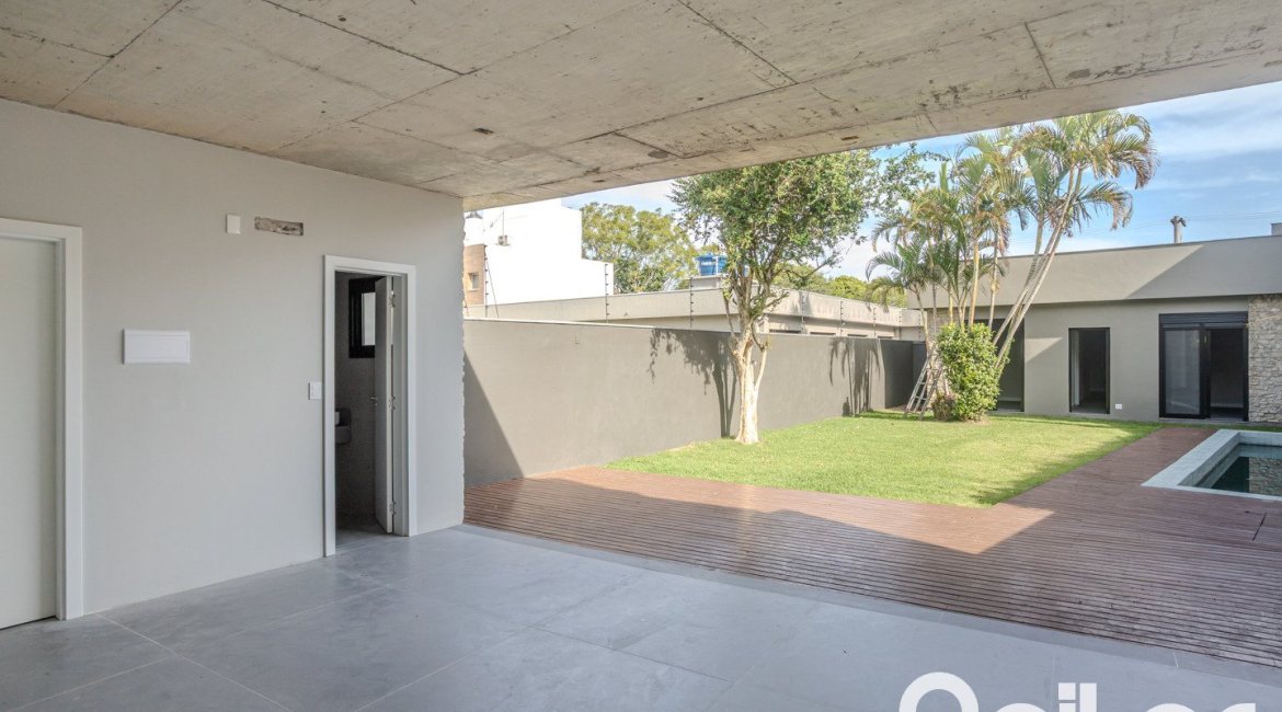 Casa à venda com 230m², 3 dormitórios, 3 suítes, 2 vagas, no bairro Vila Assunção em Porto Alegre