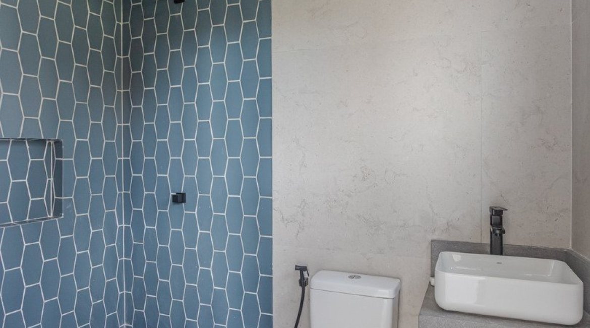 Casa à venda com 230m², 3 dormitórios, 3 suítes, 2 vagas, no bairro Vila Assunção em Porto Alegre