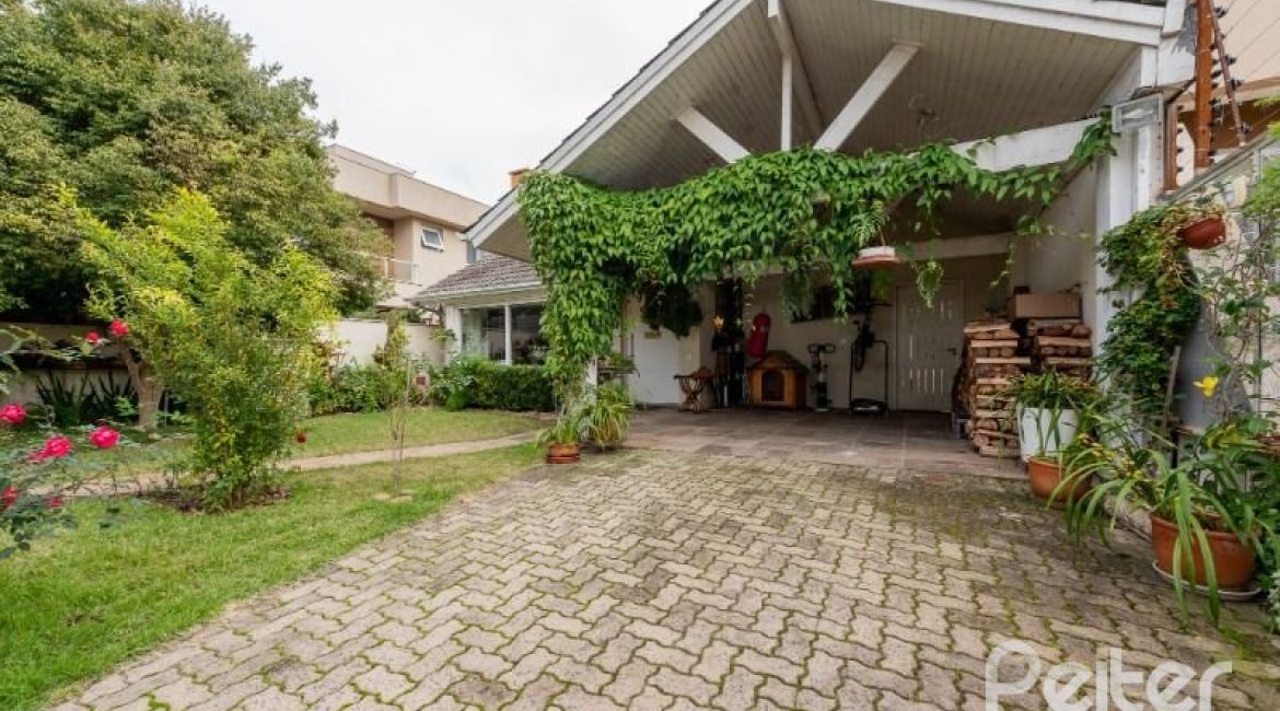 Casa à venda com 280m², 4 dormitórios, 2 suítes, 4 vagas, no bairro Vila Assuncao em Porto Alegre