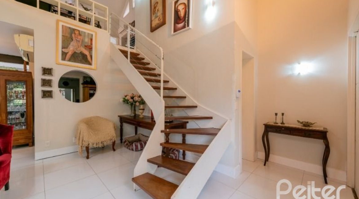 Casa à venda com 280m², 4 dormitórios, 2 suítes, 4 vagas, no bairro Vila Assuncao em Porto Alegre