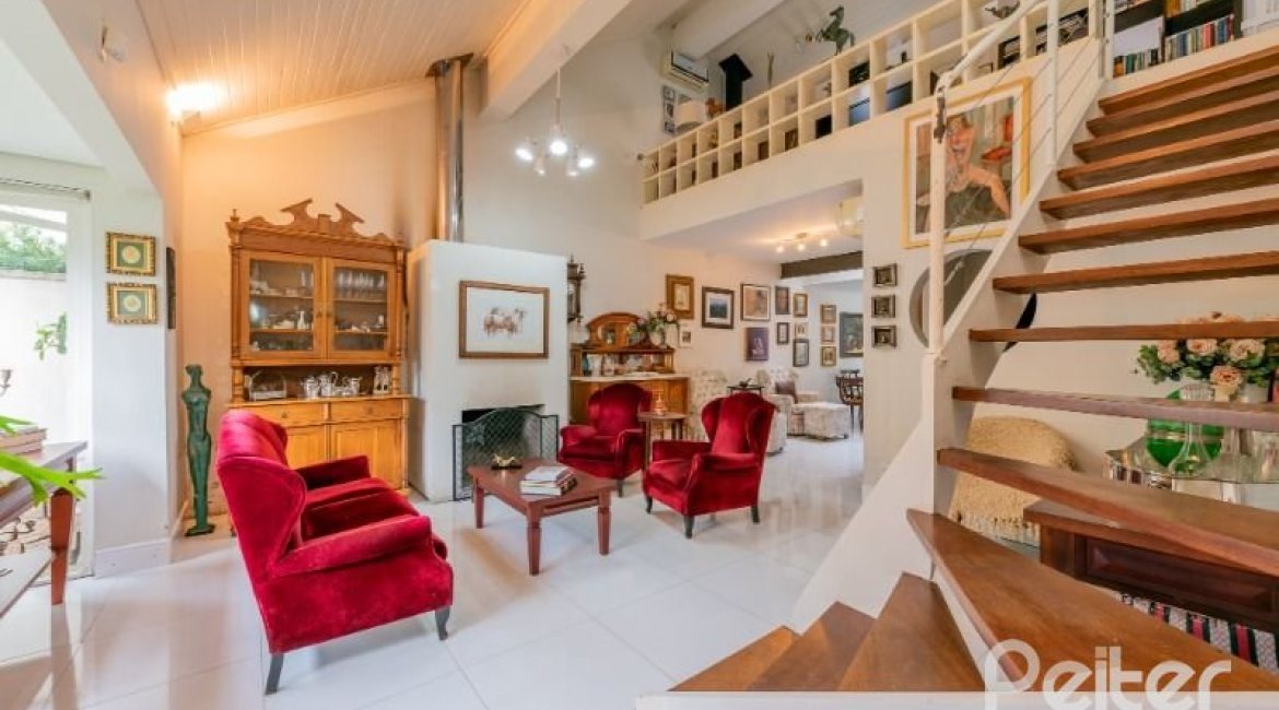 Casa à venda com 280m², 4 dormitórios, 2 suítes, 4 vagas, no bairro Vila Assuncao em Porto Alegre