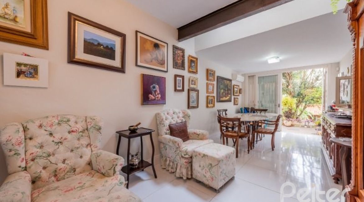 Casa à venda com 280m², 4 dormitórios, 2 suítes, 4 vagas, no bairro Vila Assuncao em Porto Alegre