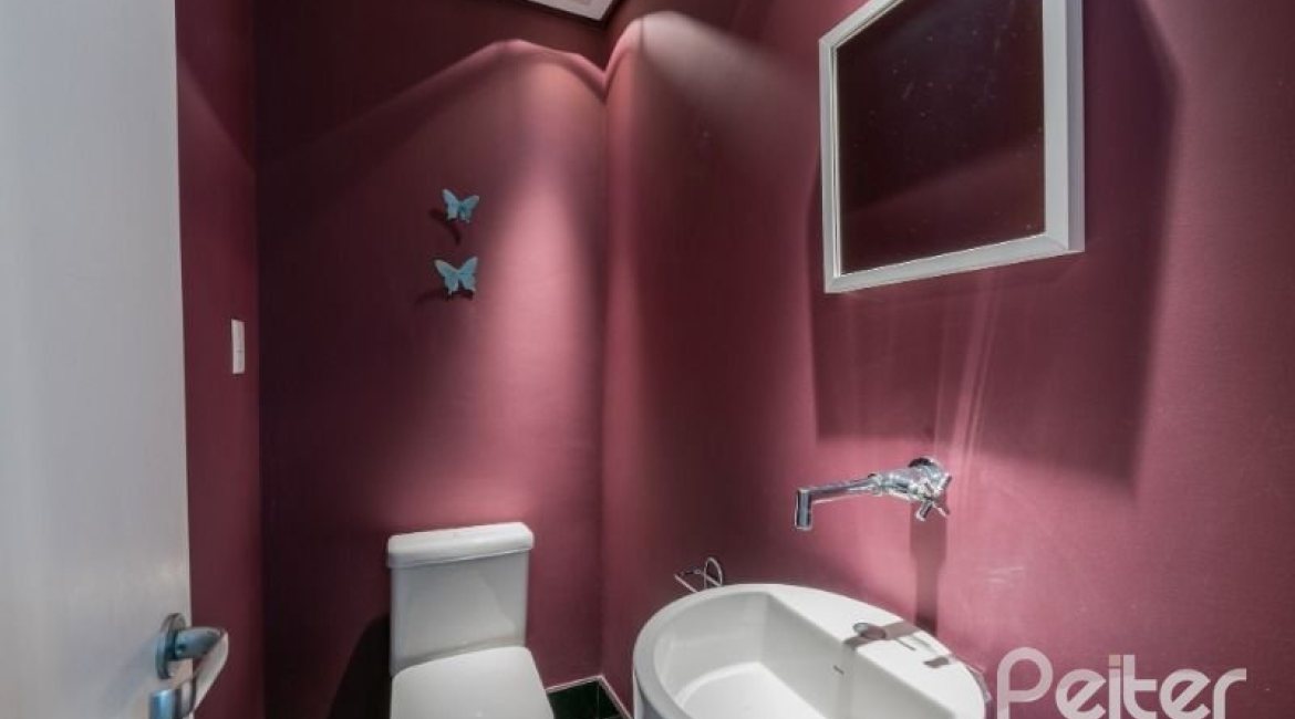 Casa à venda com 280m², 4 dormitórios, 2 suítes, 4 vagas, no bairro Vila Assuncao em Porto Alegre