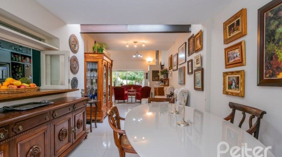 Casa à venda com 280m², 4 dormitórios, 2 suítes, 4 vagas, no bairro Vila Assuncao em Porto Alegre