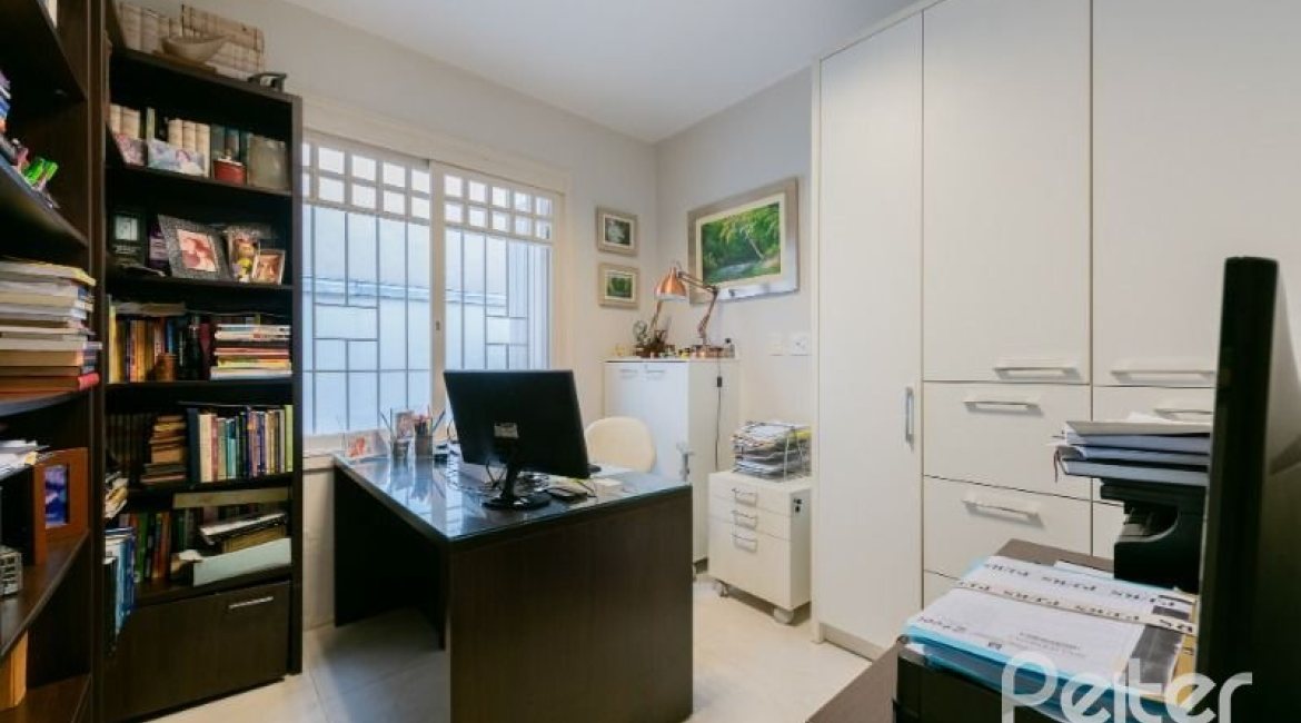 Casa à venda com 280m², 4 dormitórios, 2 suítes, 4 vagas, no bairro Vila Assuncao em Porto Alegre