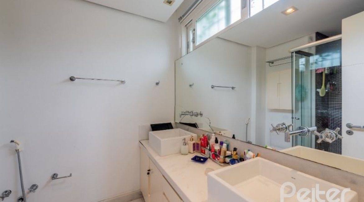 Casa à venda com 280m², 4 dormitórios, 2 suítes, 4 vagas, no bairro Vila Assuncao em Porto Alegre