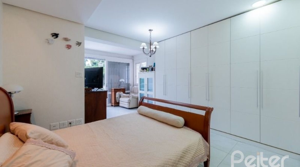 Casa à venda com 280m², 4 dormitórios, 2 suítes, 4 vagas, no bairro Vila Assuncao em Porto Alegre