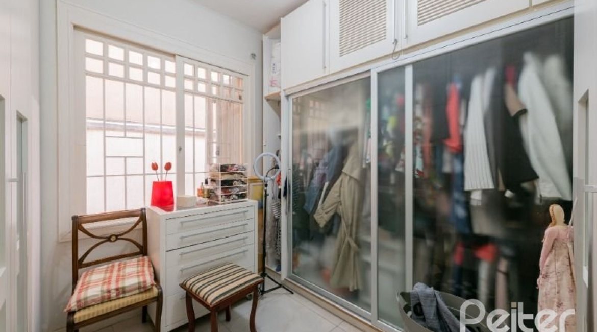 Casa à venda com 280m², 4 dormitórios, 2 suítes, 4 vagas, no bairro Vila Assuncao em Porto Alegre