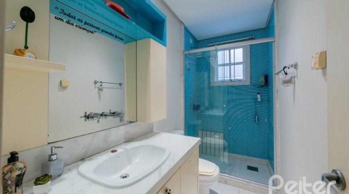 Casa à venda com 280m², 4 dormitórios, 2 suítes, 4 vagas, no bairro Vila Assuncao em Porto Alegre