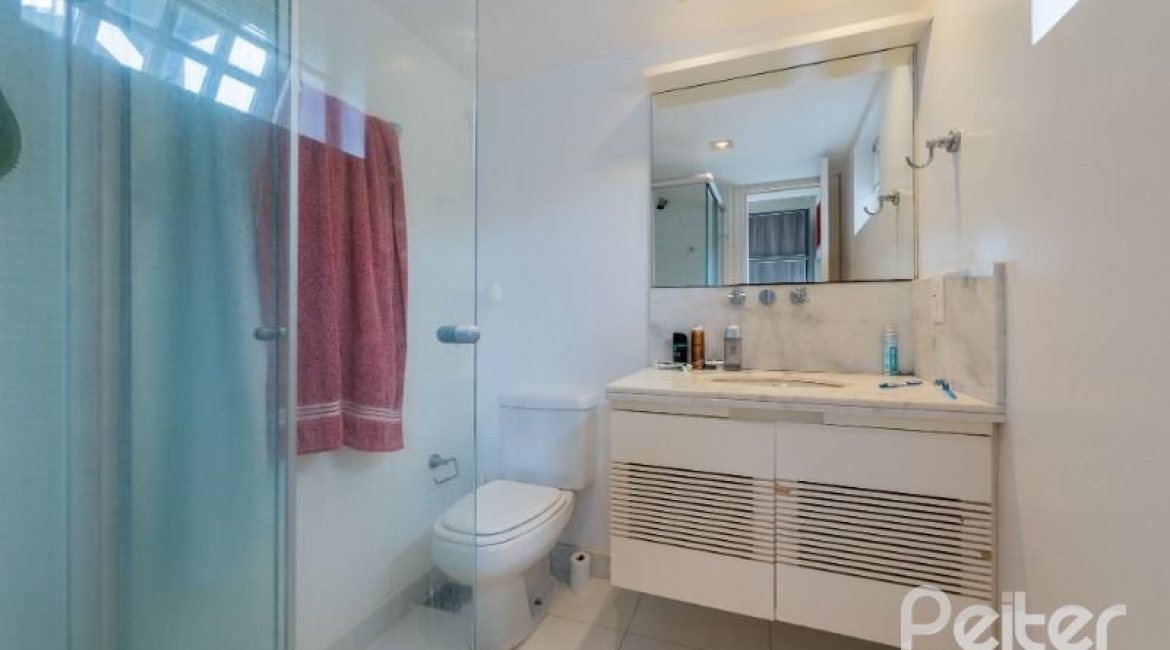 Casa à venda com 280m², 4 dormitórios, 2 suítes, 4 vagas, no bairro Vila Assuncao em Porto Alegre