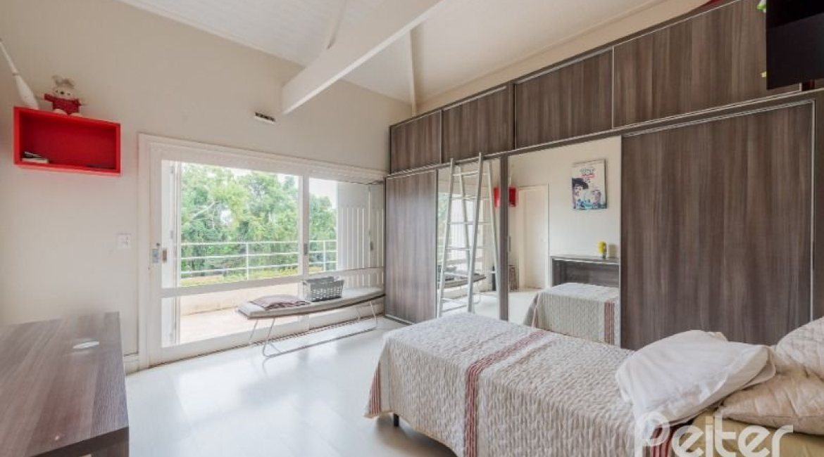 Casa à venda com 280m², 4 dormitórios, 2 suítes, 4 vagas, no bairro Vila Assuncao em Porto Alegre