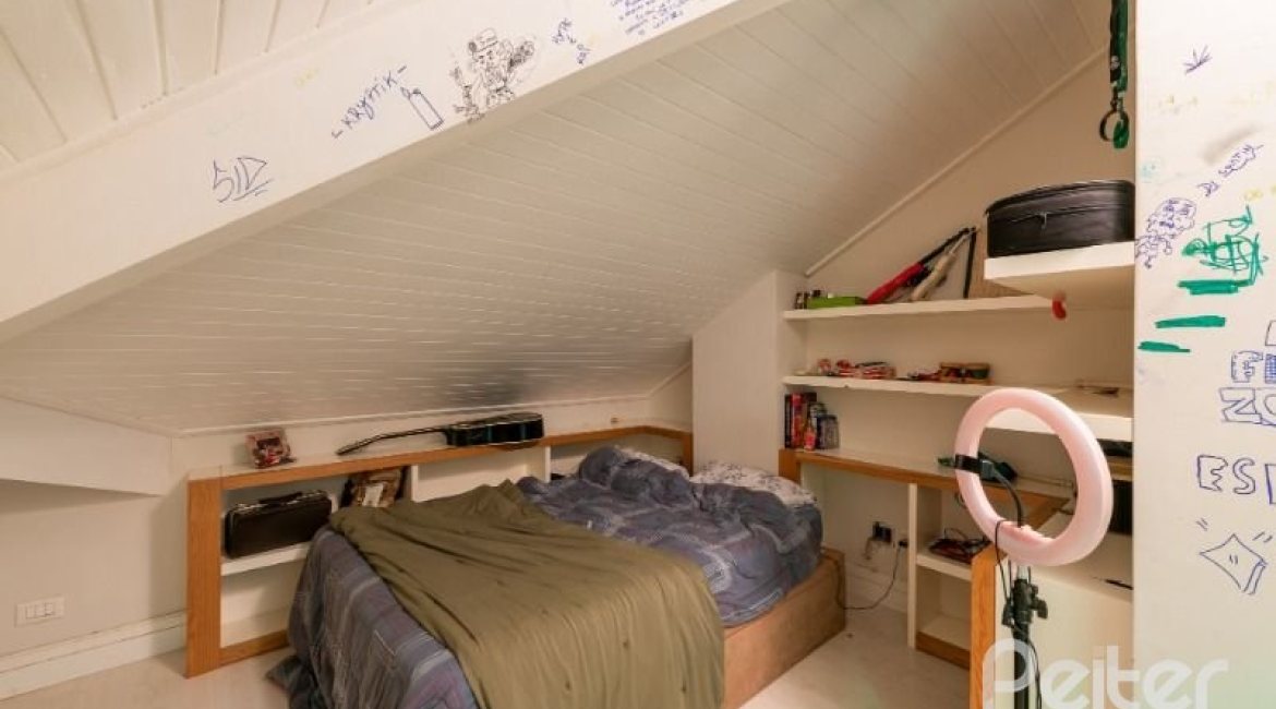 Casa à venda com 280m², 4 dormitórios, 2 suítes, 4 vagas, no bairro Vila Assuncao em Porto Alegre