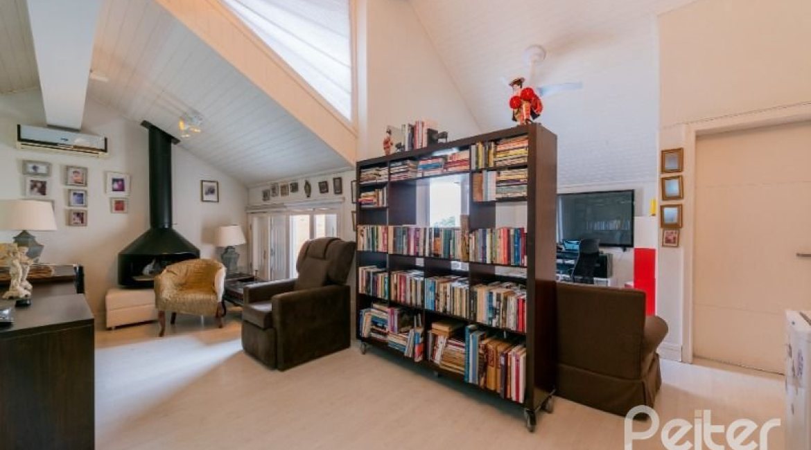 Casa à venda com 280m², 4 dormitórios, 2 suítes, 4 vagas, no bairro Vila Assuncao em Porto Alegre