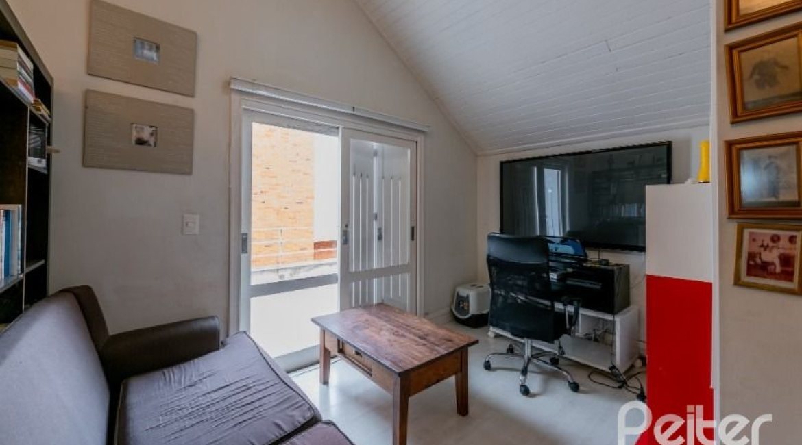 Casa à venda com 280m², 4 dormitórios, 2 suítes, 4 vagas, no bairro Vila Assuncao em Porto Alegre