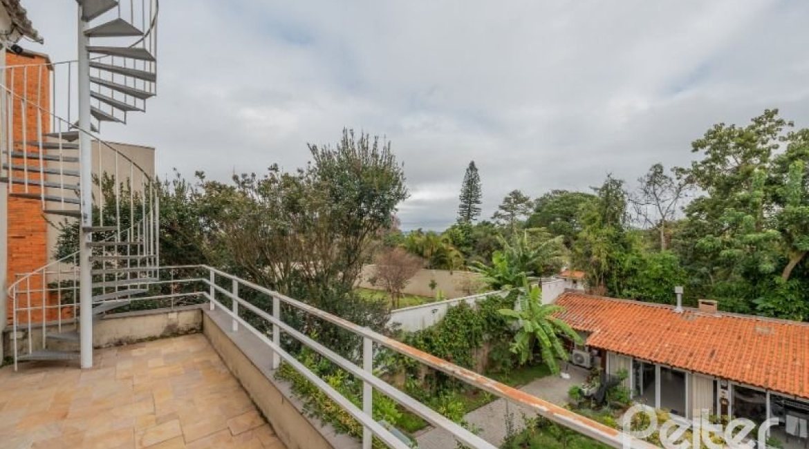 Casa à venda com 280m², 4 dormitórios, 2 suítes, 4 vagas, no bairro Vila Assuncao em Porto Alegre